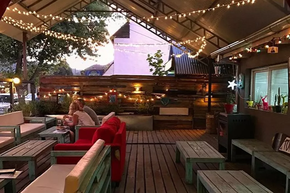 El deck de Torino Bar & Bistro invita a compartir las noches en San Martín de Los Andes