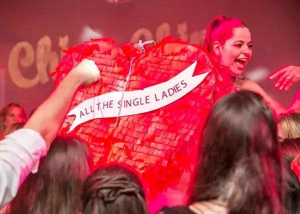 Mi amiga de los guantecitos también se sacó el anillo de la piñata!!! Este es su año