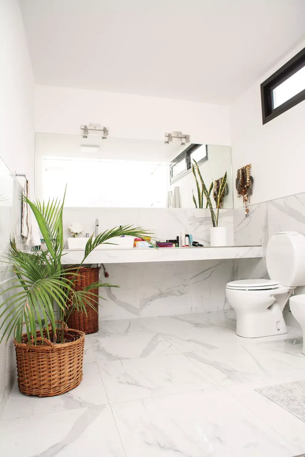 El cielorraso del baño es una claraboya, por lo que jamás falta la luz natural.