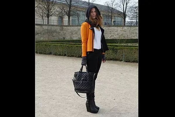 Campera naranja con capucha, cartera matelasseada y botitas con plataformas