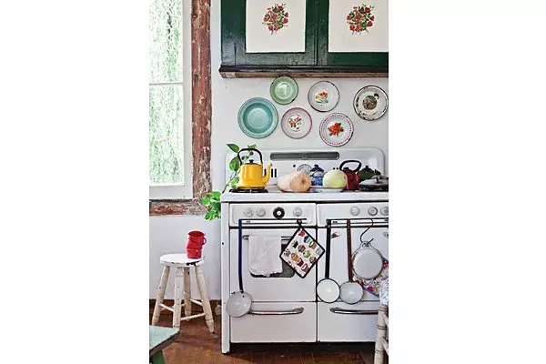 Aunque tenía espacio en el living para agregar una mesa de comedor, prefirió hacerlo en esta galería vidriada integrada a la cocina. Es más cálido y le da un toque informal. Para las sillas, probó distintas pátinas, cada una con diferentes técnicas y colores