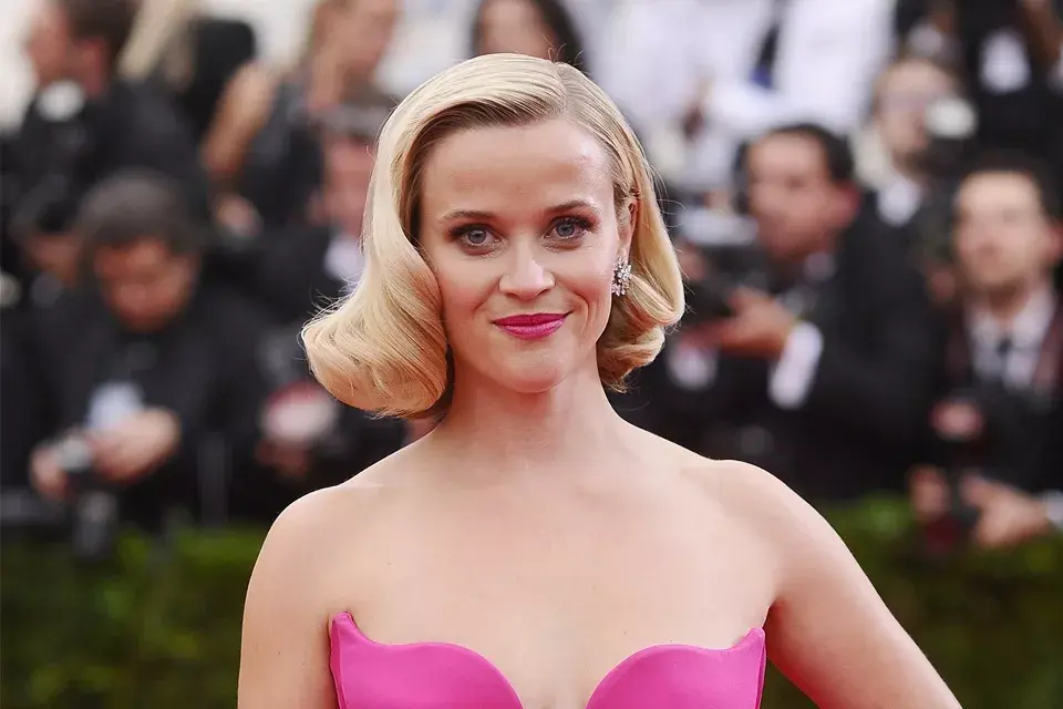 Reese Witherspoon, con el pelo corto y con ondas vintage... Un poco aburrido pero bien