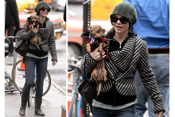 Christina Ricci, con jean, saco rayado y botas acordonadas; el gorro de lana y los anteojos, como accesorios