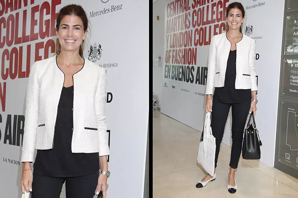 Juliana Awada eligió un look clásico en blanco y negro para los asistir a los cursos de moda de Central Saint Martins Collage. De inspiración Chanel, con chatitas bicolor y saco de tweed, impactó con su elegancia súper chic