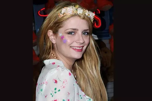 Mischa Barton con una corona de flores que completa su look hippie