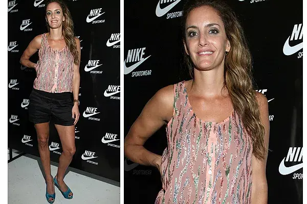 La ex Leona y actual modelo Luciana Aymar fue una de las invitadas a la fiesta de Nike; combinó un top rosa con detalles con brillo, con un short y peep toes turquesa