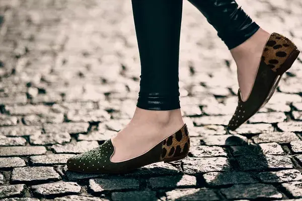 Estas chatitas combinan animal print y tachas. Consultar precio en Lazaro