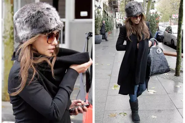 Con su panza incipiente y un estilo bien urbano, por las calles de Madrid; como accesorios, gorro de piel y mega cartera de Dior