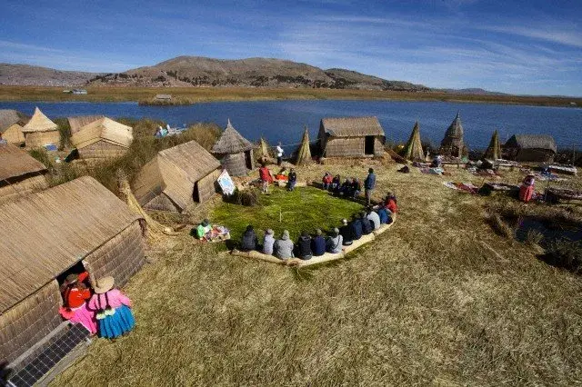 Las embarcaciones de juncos comunican las islas-aldeas del lago