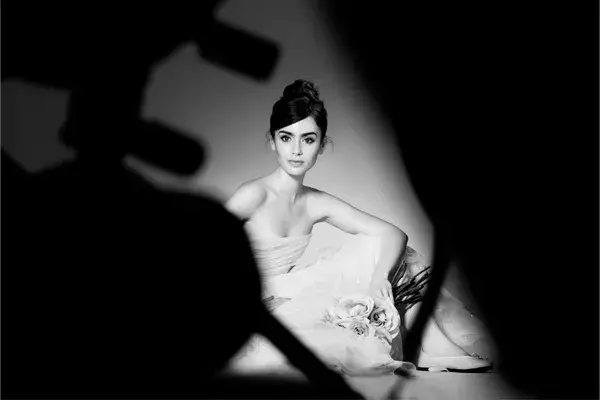 Lily Collins y su belleza atemporal