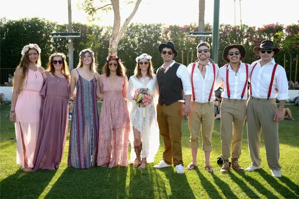 Sí, ¡hubo hasta un casamiento en Coachella! ¿Qué opinás de los looks de los novios, las damas de honor y los amigos del novio?