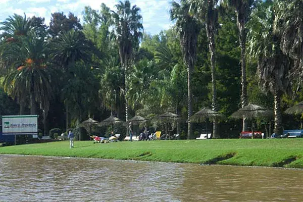 Un lugar para pasar el día en familia junto al río