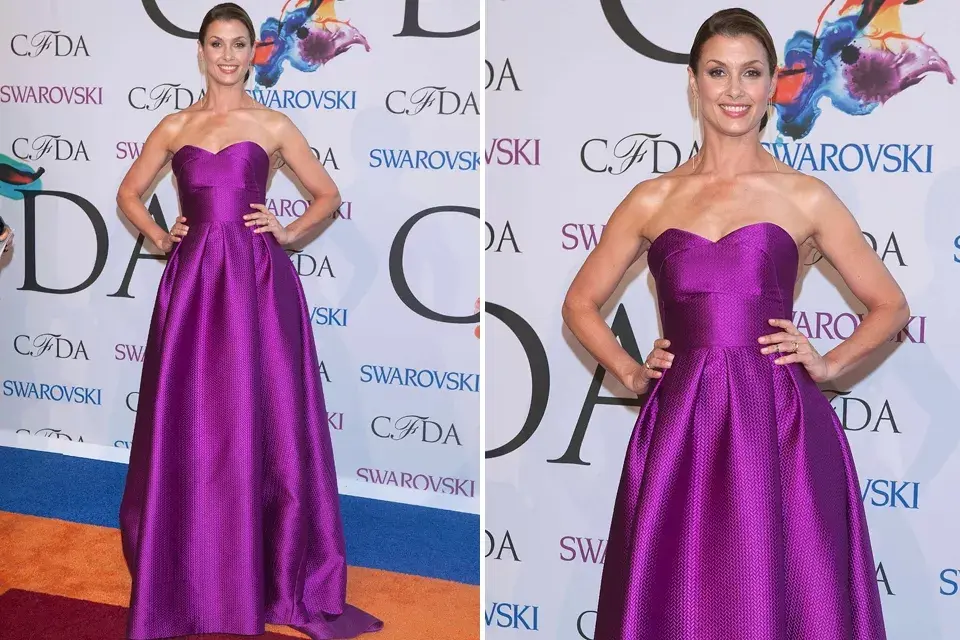 La actriz, Bridget Moynahan, con un vestido fucsia con escote corazón, de Lela Rose