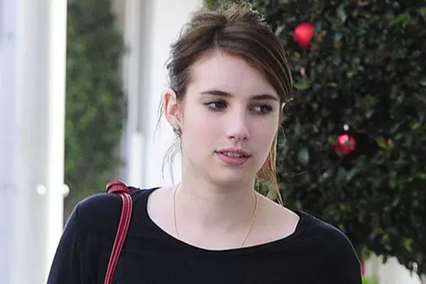 Rodete y flequillo hacia el costado para Emma Roberts