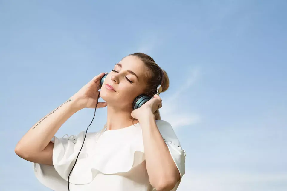 TOP (UMA, $1400), headphones (GATO STORE, $1090). 