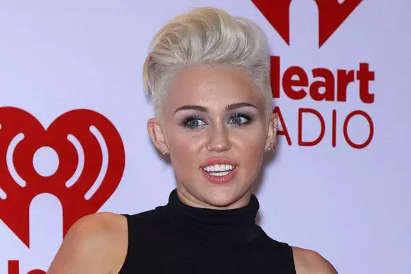 Miley Cyrus con su pelo platinado y su jopo súper rockero