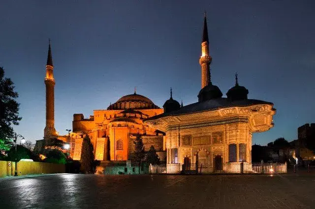 Exterior de Santa Sofía, símbolo de los contrastes de Estambul