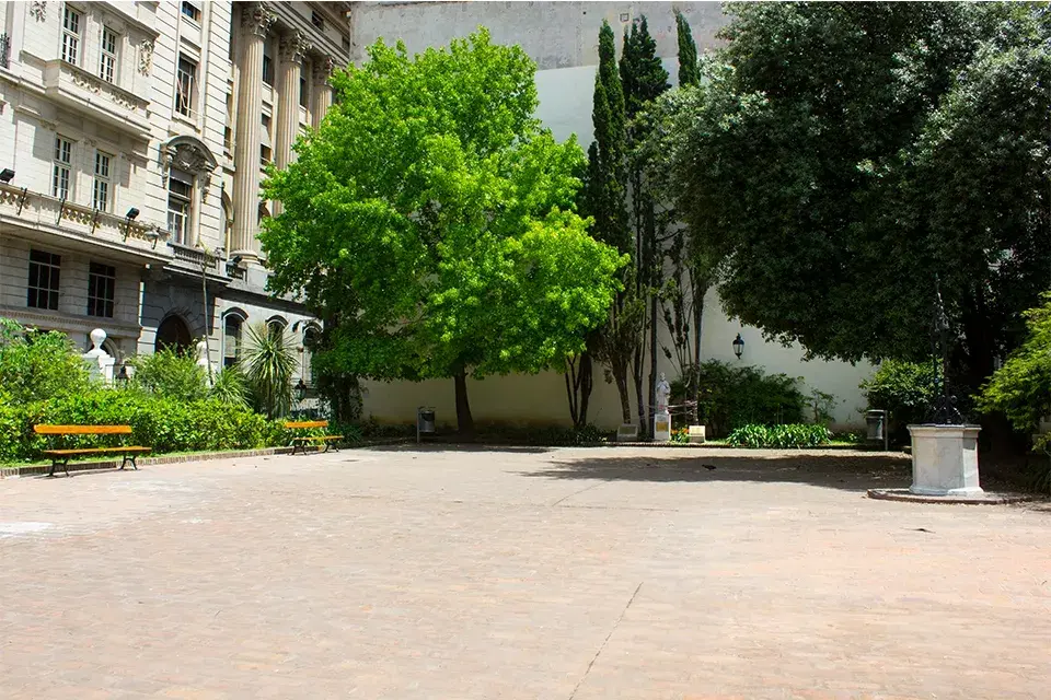 En el patio de se arman fiestas, muestras de danzas típicas y música