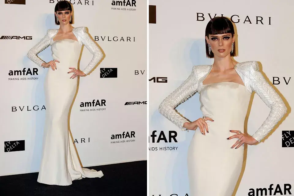 De blanco y con un diseño de Versace, Coco Rocha se llevó todas las miradas; ¿Te gusta su vestido?