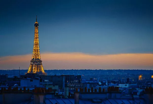 Reconocida como la ciudad de las luces, en invierno, al anochecer temprano se puede disfrutar de sus calles pintorescas y del espectáculo que ocurre cada noche en la Torre Eiffel