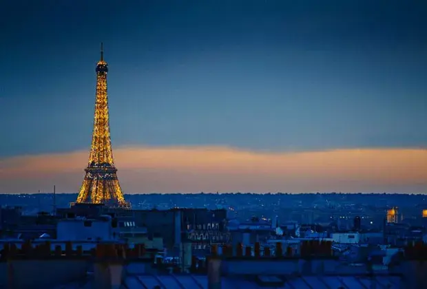 Reconocida como la ciudad de las luces, en invierno, al anochecer temprano se puede disfrutar de sus calles pintorescas y del espectáculo que ocurre cada noche en la Torre Eiffel