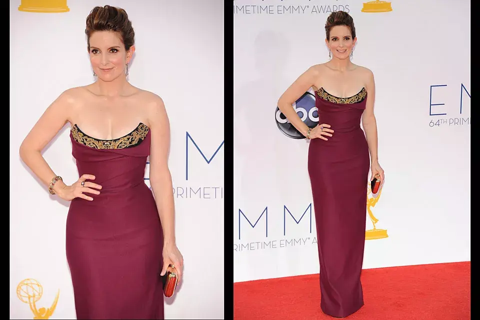 Tina Fey mejora en cada alfombra roja; esta vez, eligió un strapless de Vivienne Westwood de línea tubo en color berenjena con escote negro con bordados en dorado