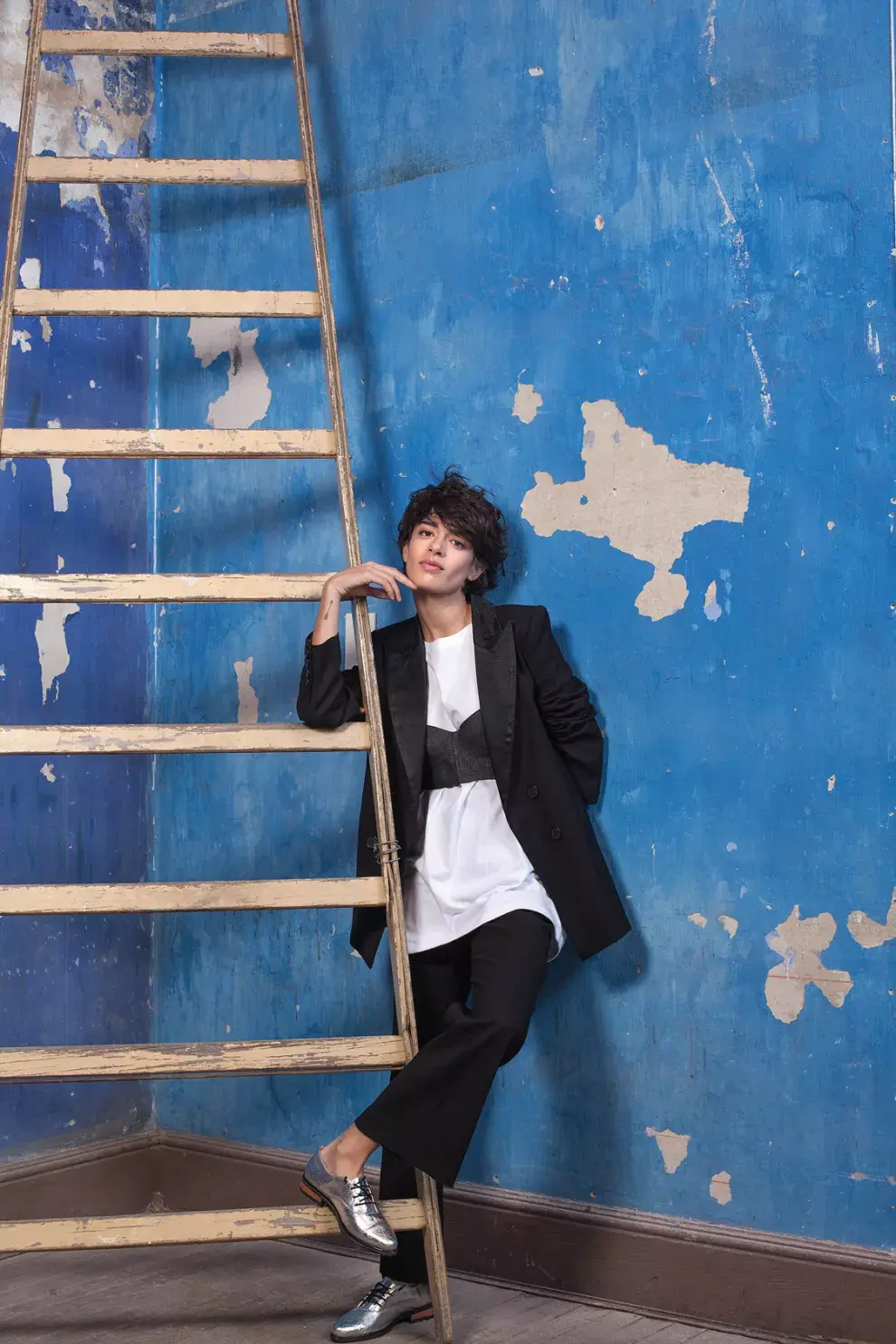 Traje de saco y pantalón, The Anne Wagner, $22.800 Y $14.800. Remera oversize, Belén Amigo, $3300. Corset de rafia, Cornejo Firfina, $15.500. Abotinados veganos, Emme Quiroz, $4349.