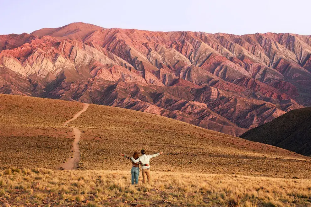 Una pareja de turistas frente al Hornocal, Humahuaca, Jujuy - © Nicholas Tinelli / Argentina Photo Workshops