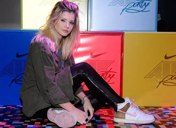 Muy relajada, la Teen Angel Eugenia Suarez aprovechó para probarse zapatillas en la fiesta de Nike Air