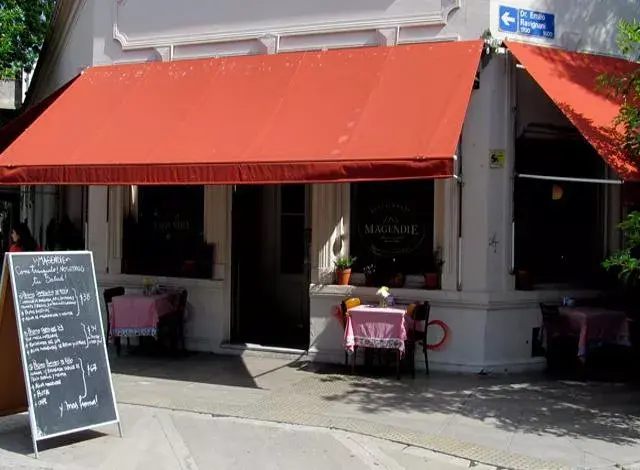 Las marquesinas rojas adornan la esquina blanca donde se ubica el local. Foto: Guía La Nación