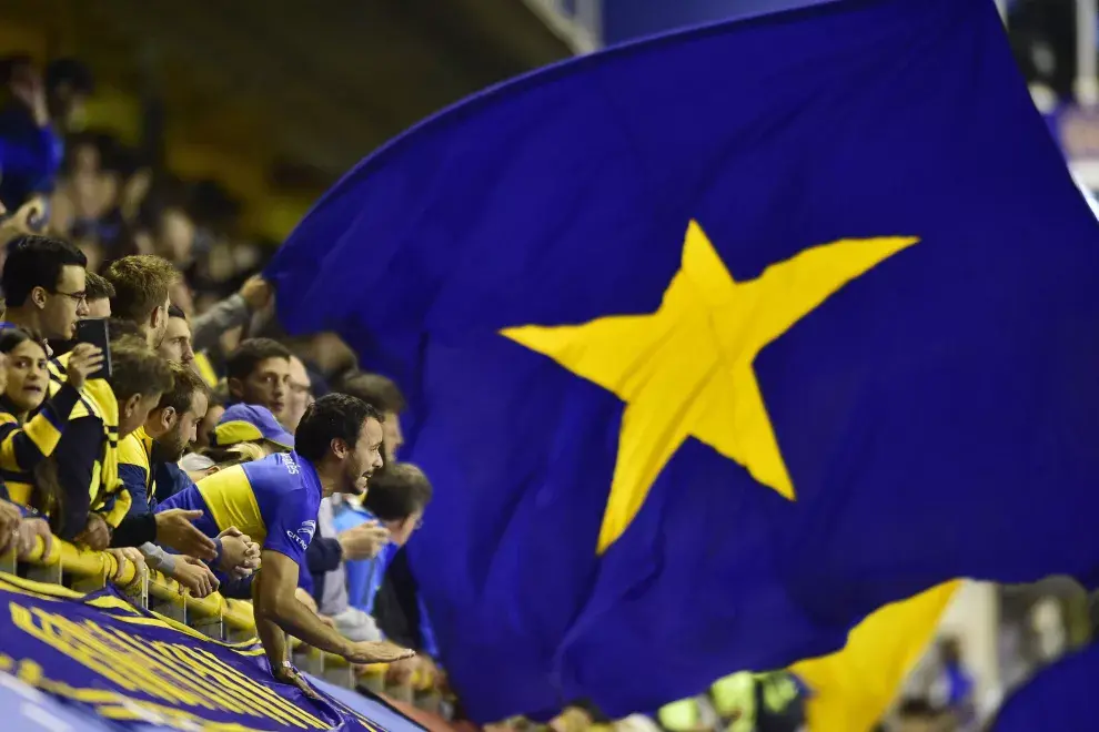 ARCHIVO - Hinchas de Boca Juniors alentando en un partido de 2019 (AP Foto/Gustavo Garello)