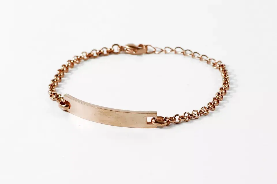 Pulsera simple de cadenita color cobre (Forever Jewels, $187)