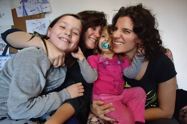 Ana (hija menor de Azul) tirando de las orejas