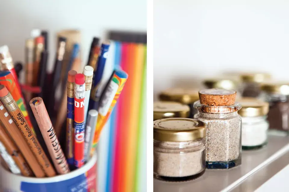 La familia reúne lápices que compran en los museos de los países a los que viajan, libros de arquitectura y frascos con arena de playas que visitaron.