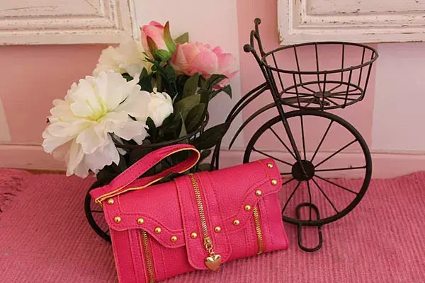 Billetera bien colorida con tachas y cierres