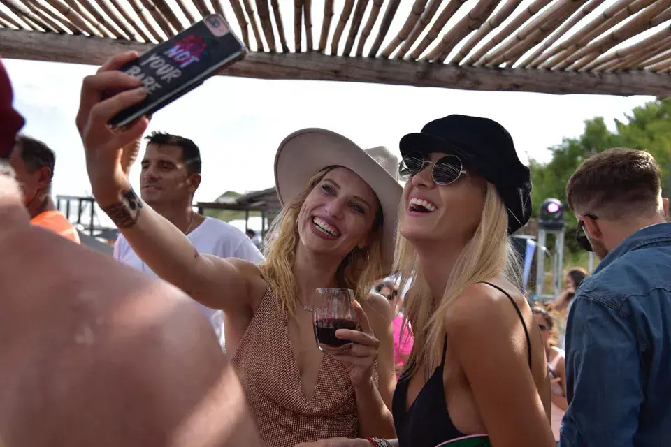 ¡Valentina Salezzi y Cande Ruggeri en un momento selfie!