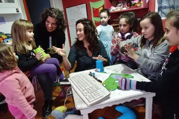 Julieta y Azul jugando con sus hijas y las amigas de sus hijas