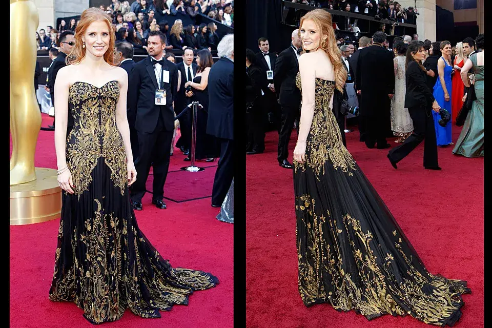 Jessica Chastain impresionó con un diseño de Alexander McQueen: un vestido negro de organza de seda con corset y un delicado bordado confeccionado con hilos dorados