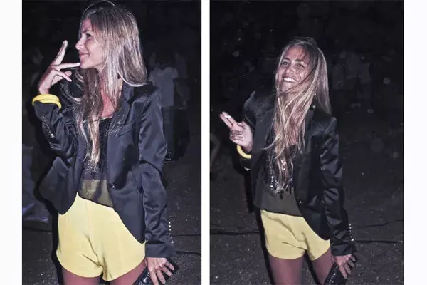 Taxi driver chic. Short amarillo de seda tiro alto, camisa transparente con apliques y saco de raso