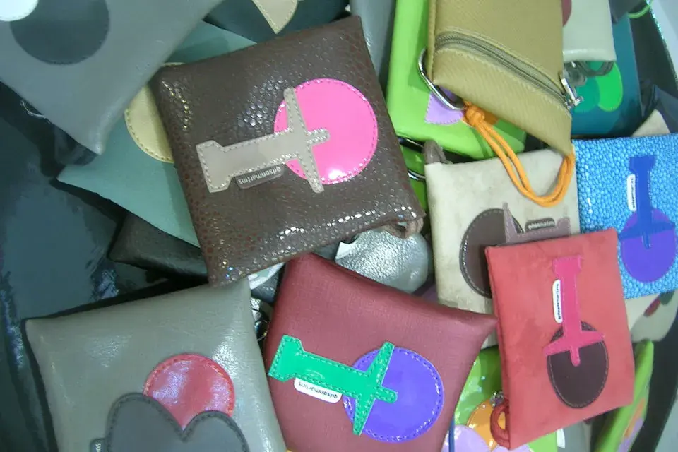 Productos realizados en cuero ecológico y tienen motivos típicos del paisaje carioca