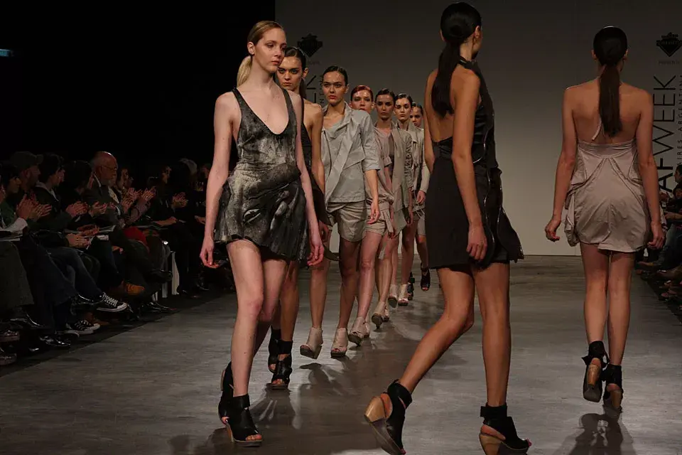 Voile, cuero, satén y tejido en colores suaves en la nueva colección de Cora Groppo