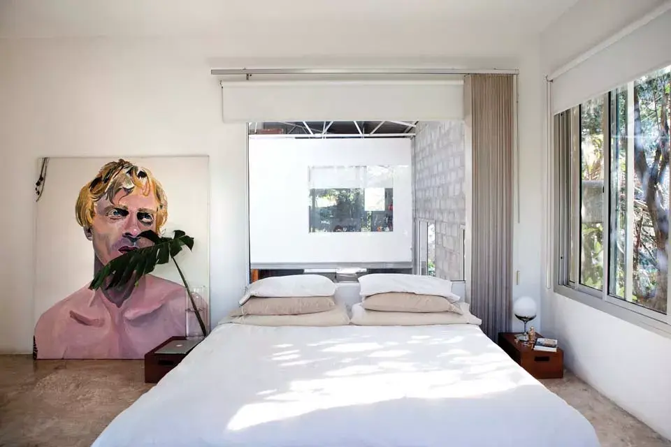 Los cuartos están visualmente conectados, a través de los ventanales con cortinas roller, AsÍ no pierden de vista los movimientos de sus hijos. En este ambiente se destaca Eneas, "el muchacho rubio".