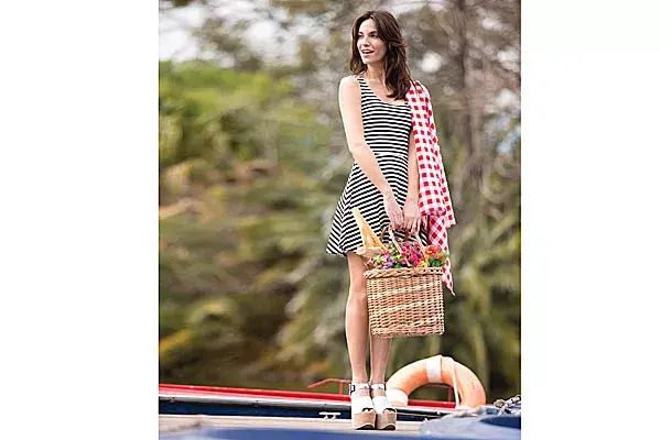 Vestido de corte evasé (Complot, $490), plataformas (Prüne, $1390)