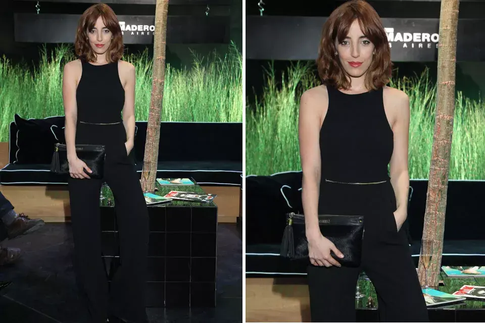 Paula Kohan con un mono negro con corte en la cintura. Un clásico ya del guardarropas femenino que nos salva frente a cualquier eventualidad