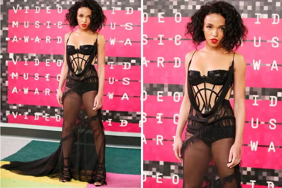 FKA Twigs pisó la red carpet con vestido negro con transparencias (por todos lados) de Atelier Versace