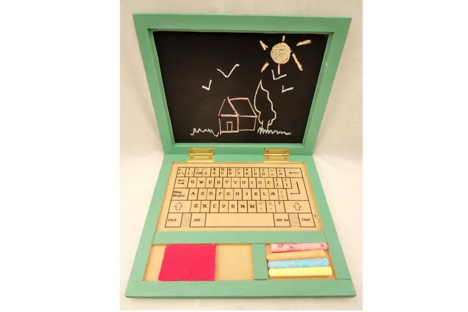 La computadora de madera (Champignon Creaciones Artísticas, $135) viene con la pantalla de pizarrón más un sticker que imita el teclado de una computadora real, más tizas y borrador. ¡Una opción creativa que juega con la tecnología actual y elige volver a las fuentes!