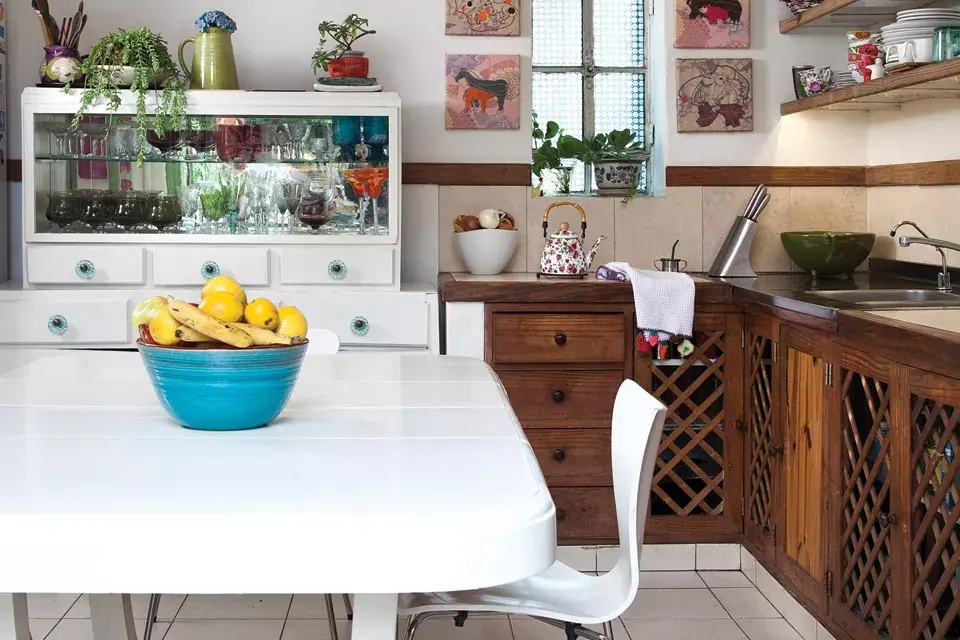 La cocina es pura luz gracias a su puerta ventana que la comunica con el patio