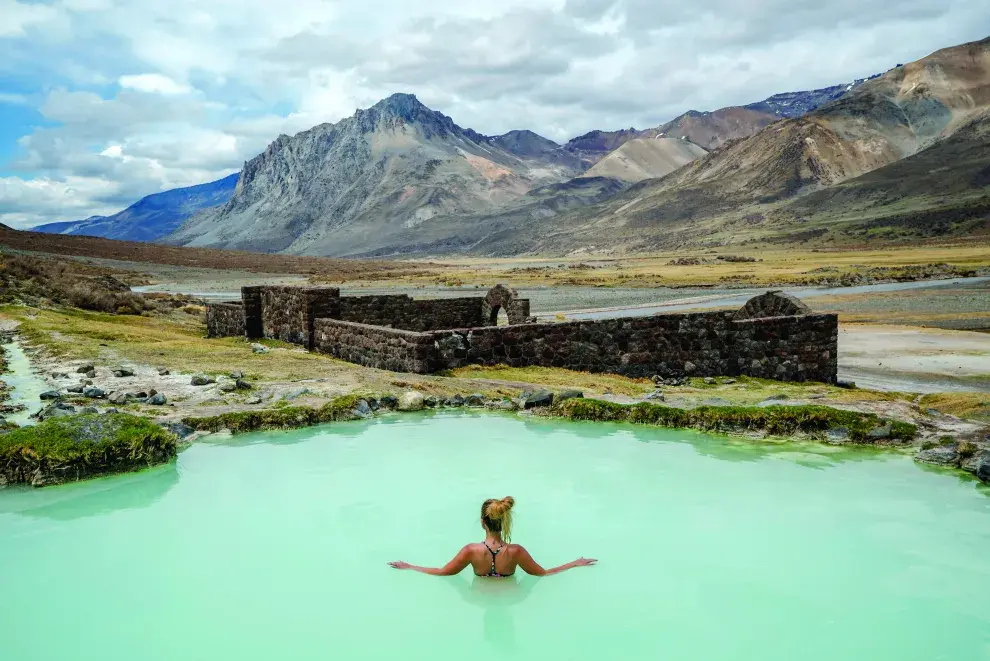 Termas El Sosneado: lo más llamativo es observar el contraste de las ruinas con el agua sulfurosa proveniente del volcán Overo.