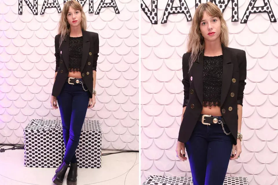 Lucía Celasco, cancherísima, con blazer negro, crop top, chupín  y botas con plataformas; ¿El toque distintivo? El cinturón con cadena que eligió para este equipo