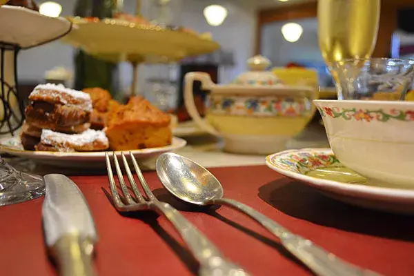 El teanner combina merienda y cena e incluye tanto platos dulces como salados, más una cuidada carta de tés en hebras, con una selección de blends